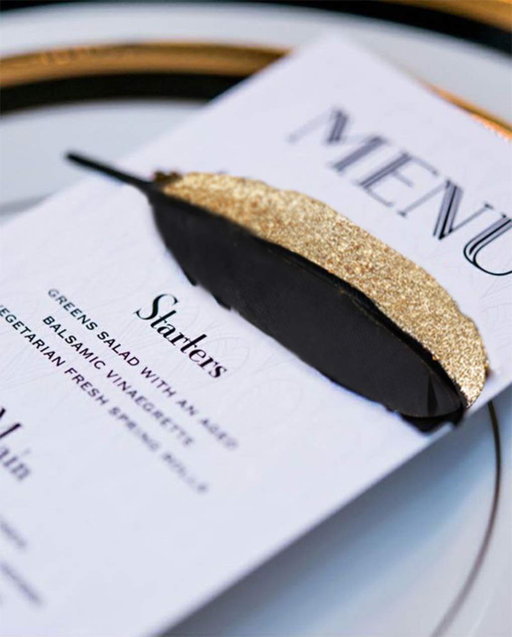 BABEYOND 42 Pcs 1920s Gatsby Gold Dipped Feather Natural Décor Glitter Feather for 20s Party Decoration Wedding Decoration (White & Gold)