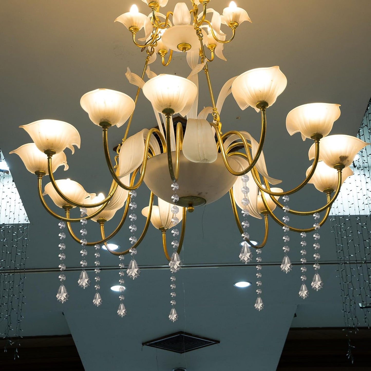 Nuenen 100 Pcs Acrylic Hanging Crystals for Centerpieces Chandelier Clear Crystal Garland Strands Ornament Acrylic Clear Beads Prisms Pendant for Christmas Tree Window Home Decoration(Maple Leaf)