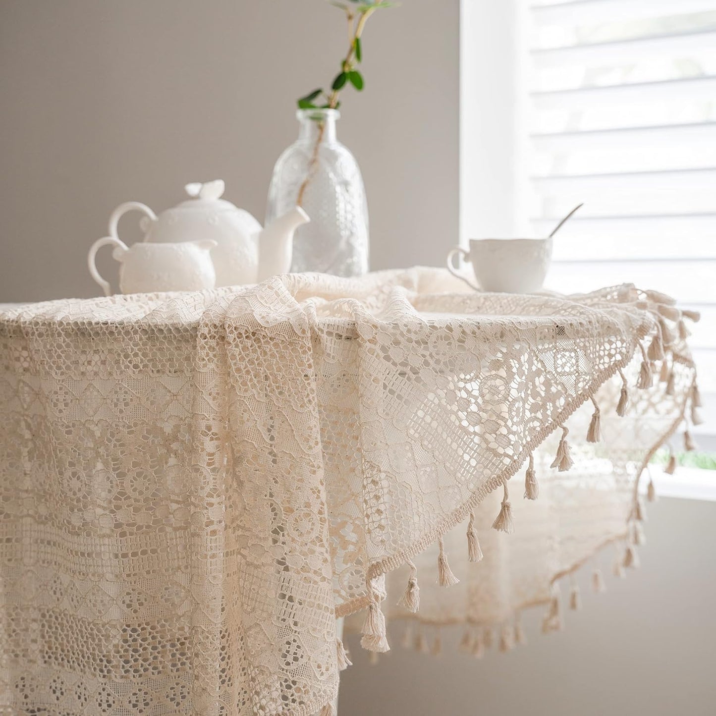 Beige Round Lace Tablecloths with Tassels, Washable Crochet Vintage Cotton Table Cover for Kitchen Dinner Wedding Party Banquet Décor, 59inch